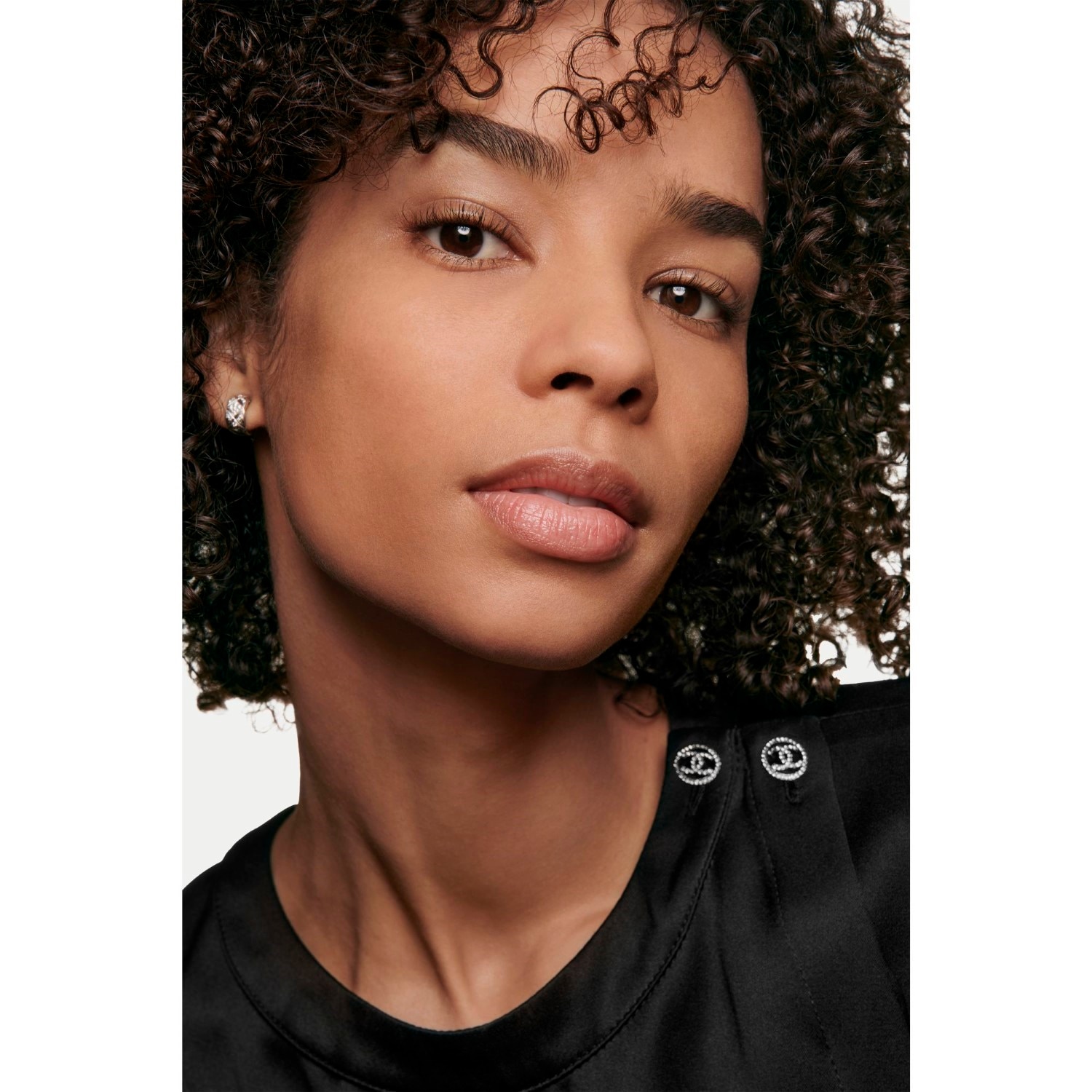 BASE DE MAQUILLAJE COMPACTO DE LARGA DURACIÓN ULTRACONFORTABLE ? ACABADO PERFECTO